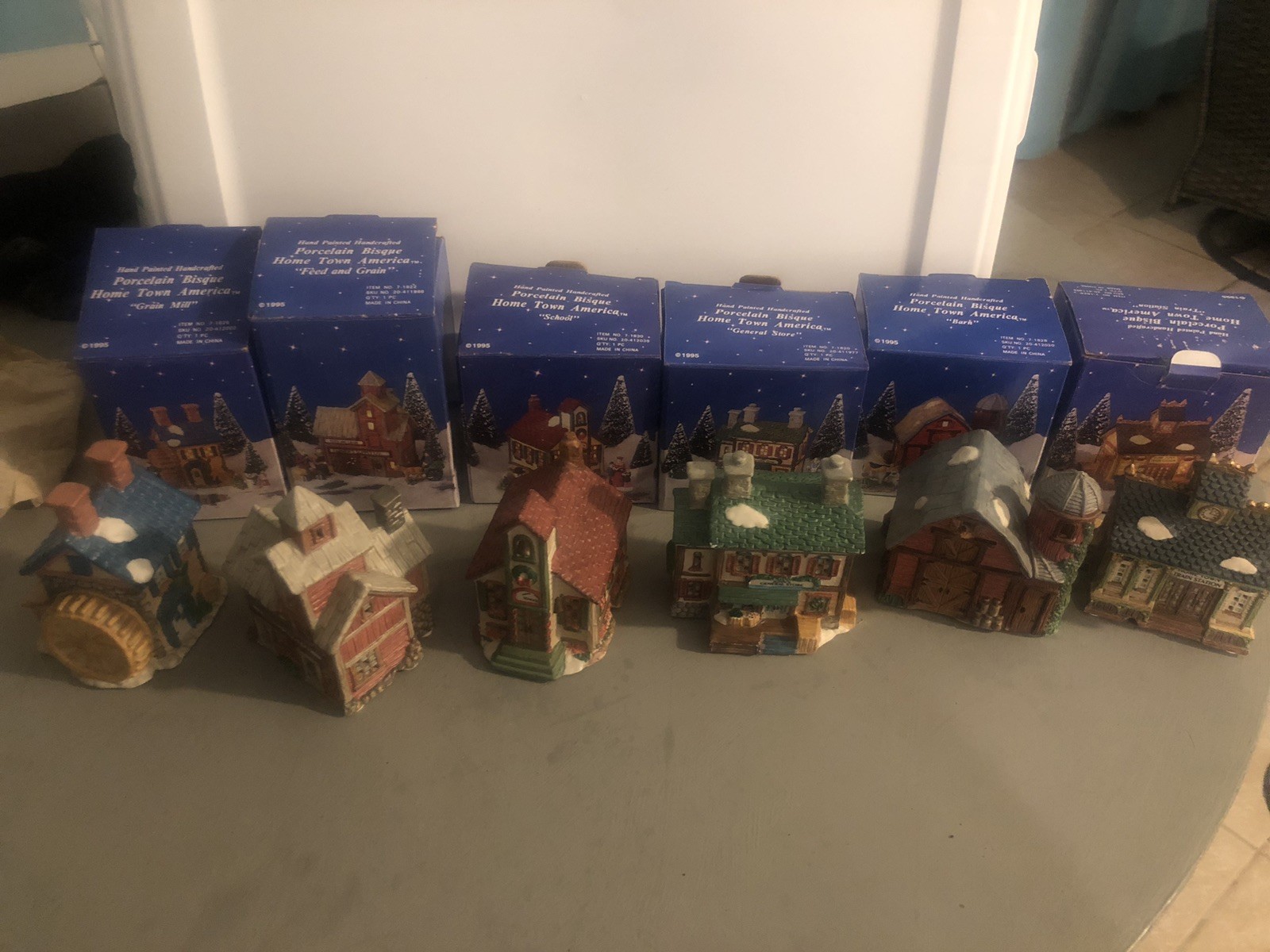 Vintage Home Town America Collection Ceramic Christmas Village 6 Pieces 1995