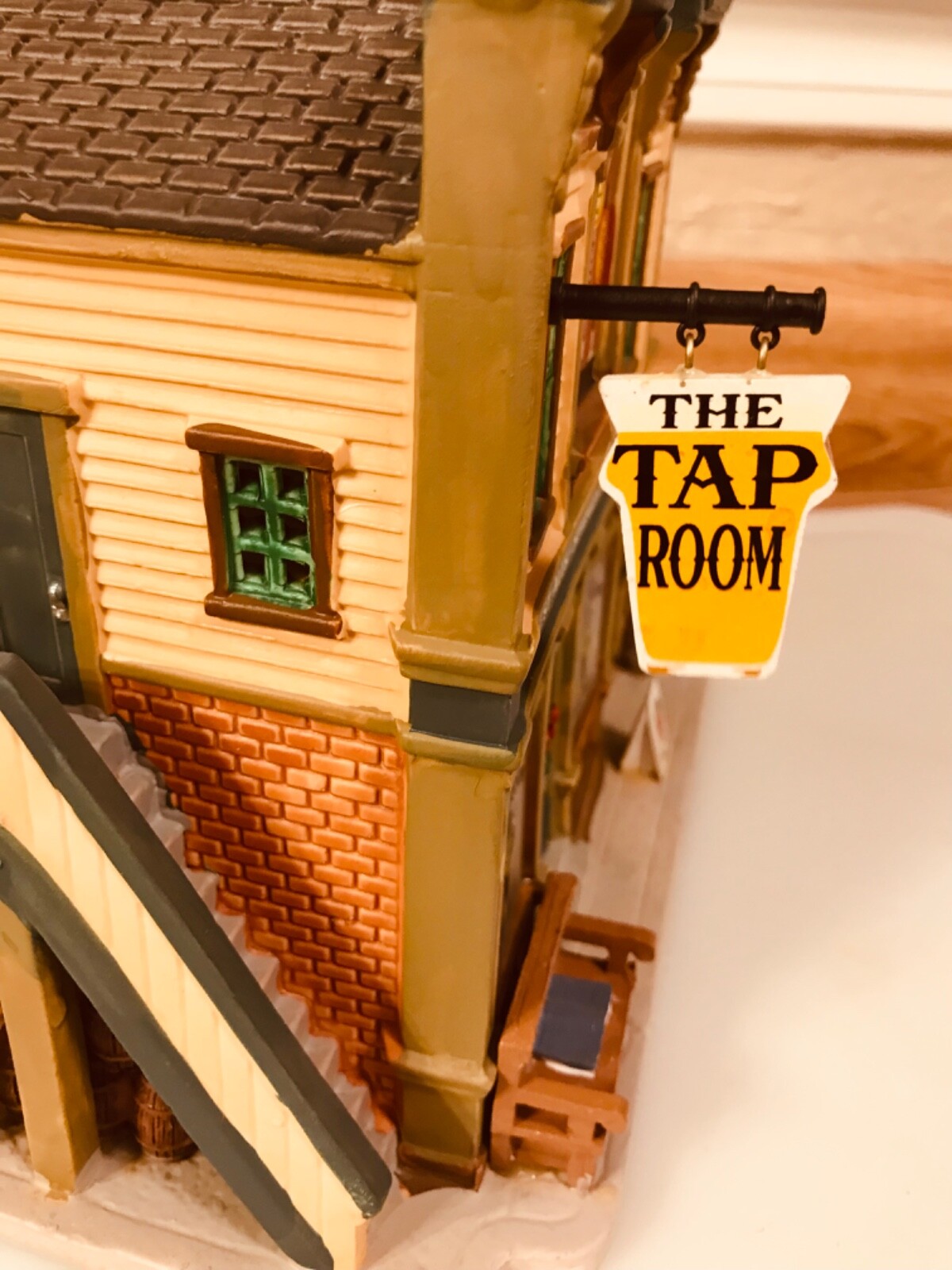 Coventry Cove Lemax The Tap Room lighted building
