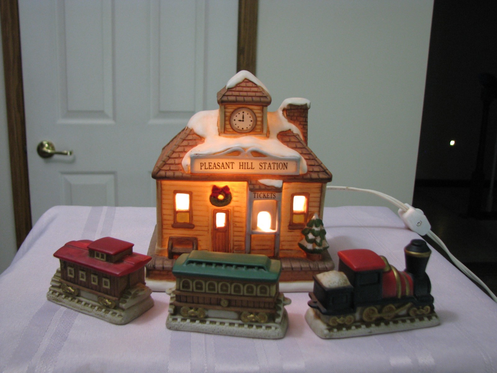 HOMCO PLEASANT HILL STATION VILLAGE AND TRAIN SET OF (3) “RARE” HOME INTERIORS