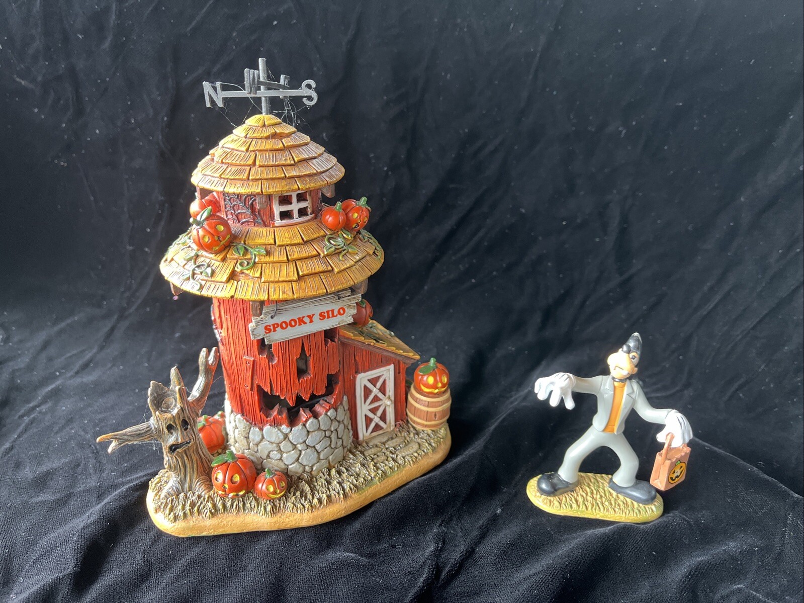 Hawthorne Village Disney Halloween Harvest Village Goofy’s Spooky Silo