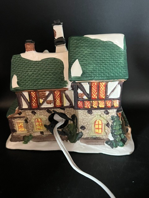 Cafe Hamlet Christmas Streets 2004 Collection 7.5″ Village House w/ Box VGC