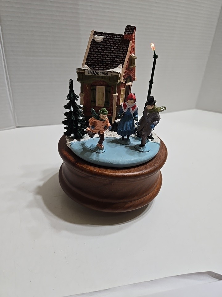 Vintage Department 56 Heritage Village Collection ” CHILDE POND AND SKATERS “…