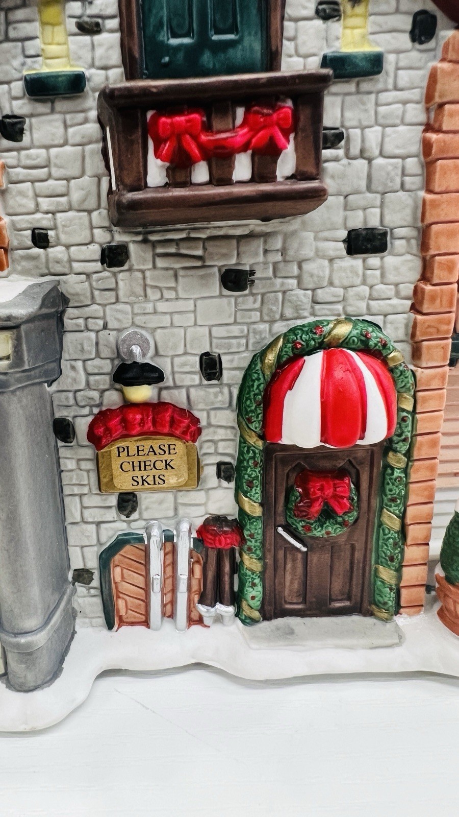 Christmas Delights “Apres Ski Lodge” Porcelain Lighted House Excellent !