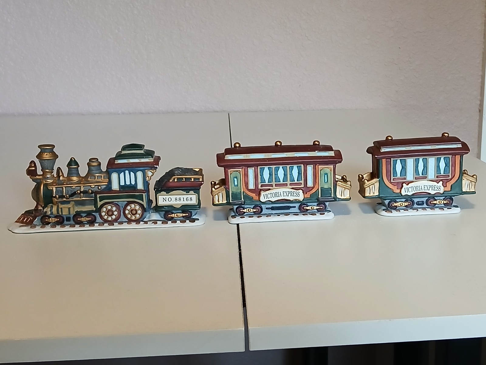 1997 Kirkland Signature Christmas 37 Piece Lighted Victorian Village 33 pc READ*