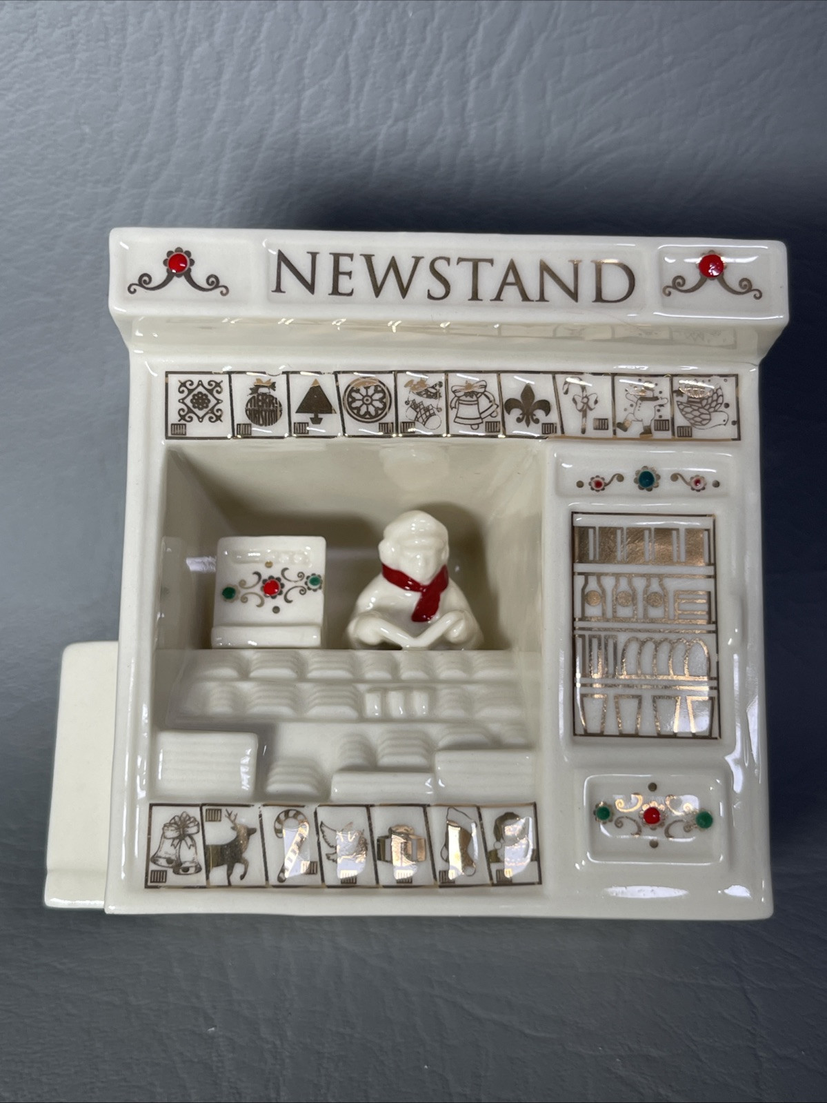 Lenox Newstand Mistletoe Park Village Treasures w/Box 2010 Christmas Village