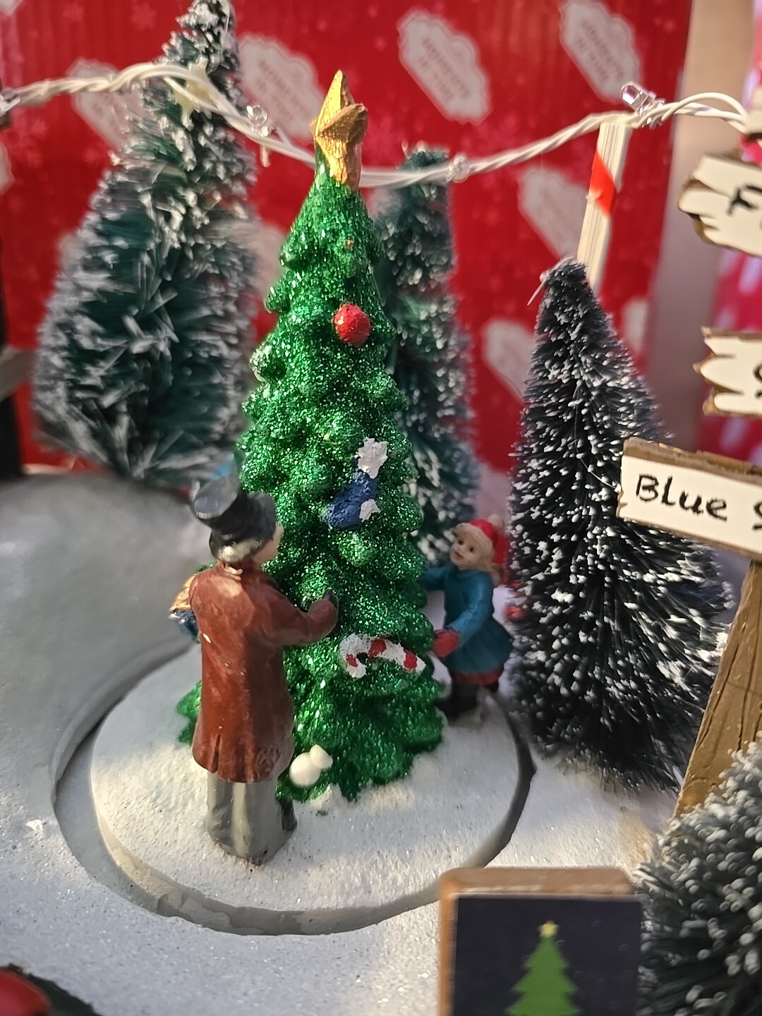 Moment In Time Musical & Lighted Old Fashion Christmas Tree Lot….Motion