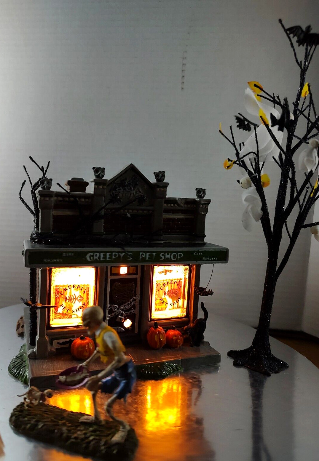 Dept 56 Halloween 2004 2088569 Time to Celebrate Creepys Pet Shop Rare Video NIB