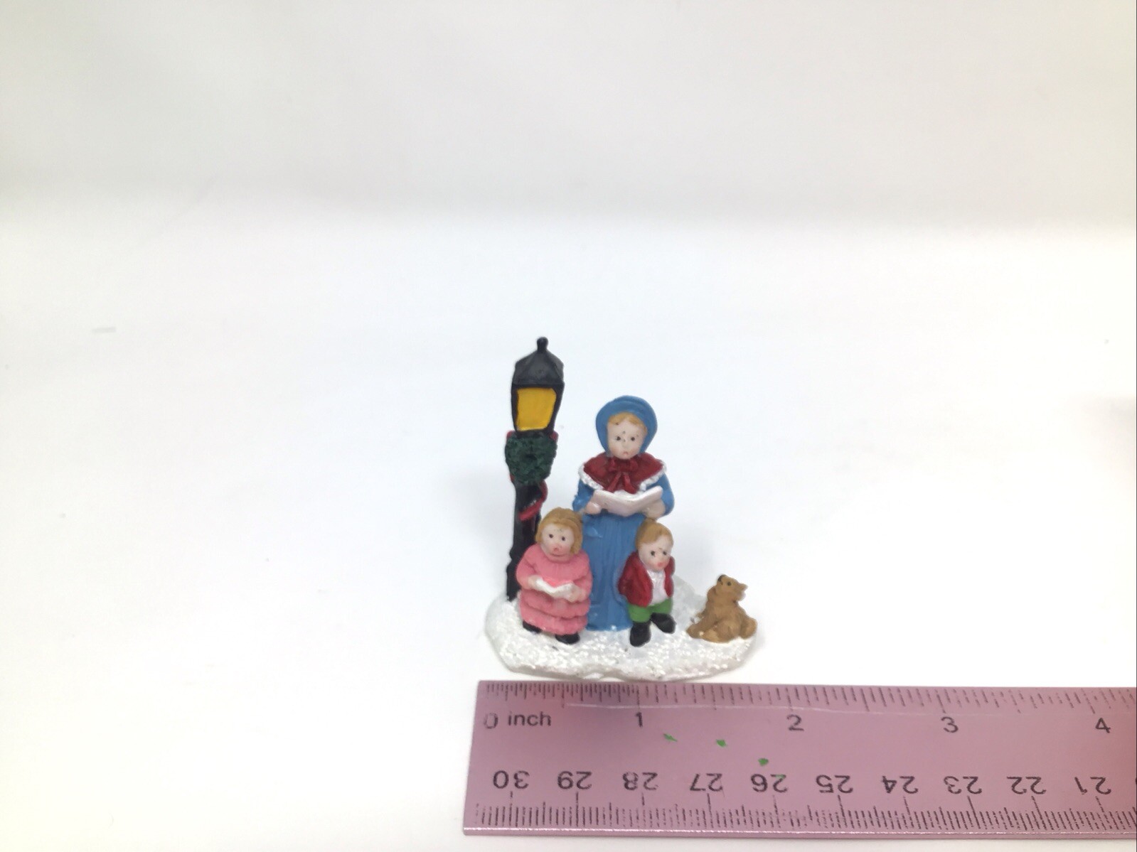 Christmas Village Figurine Carolers Dog Street Lamp Wreath Resin 3” Tall Vintage