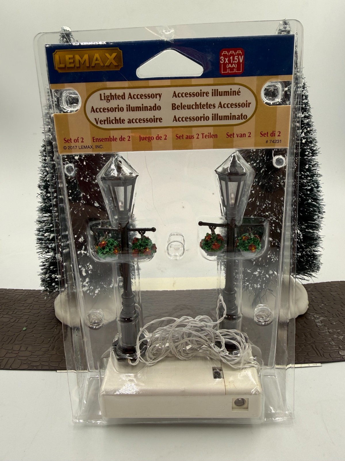 Lemax Old English Lamp Post #74231 Flower Baskets Details Christmas Village #3