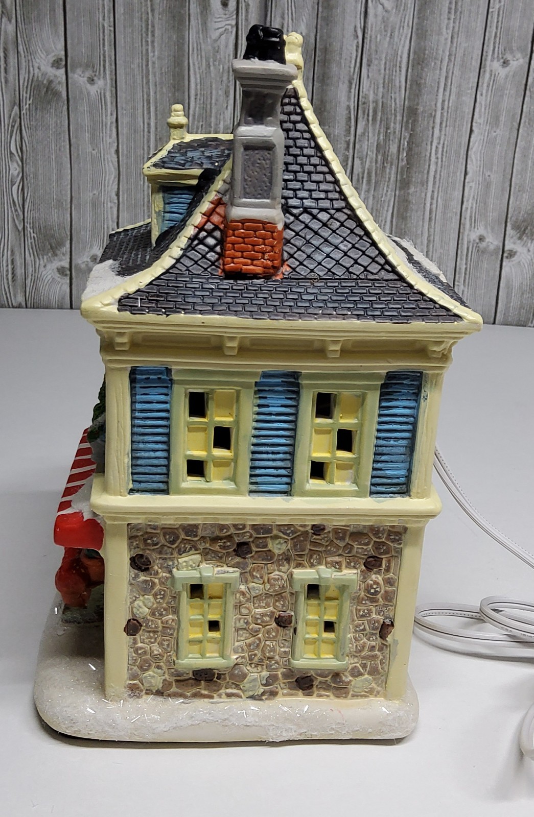HOLIDAY INSPIRATIONS LIGHTUP ” FLOWER SHOP” VILLAGE HOUSE YEAR 2011