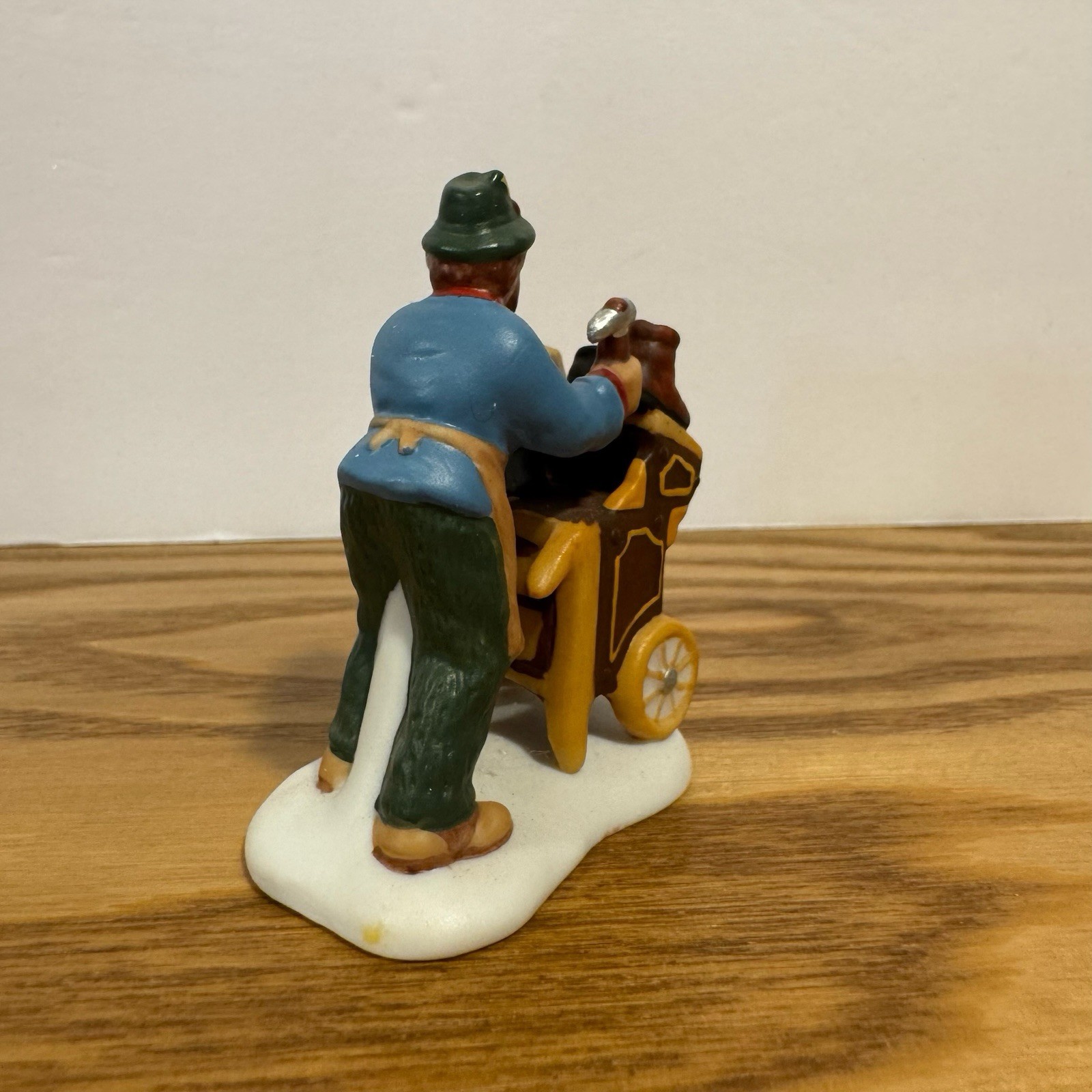 COBBLER & CLOCK PEDDLER – DEPARTMENT 56 HERITAGE VILLAGE 2 PC SET – 58394 Dept