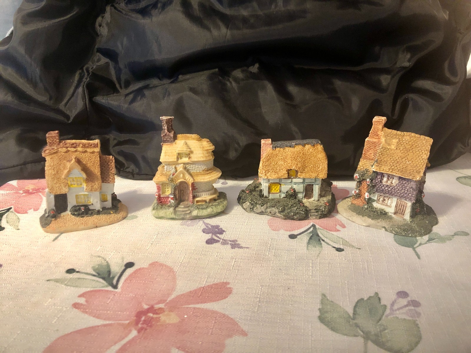 Cottage Houses Miniature Thatched Set of 4 Roof Fairy Garden Village 3-4″ Mini