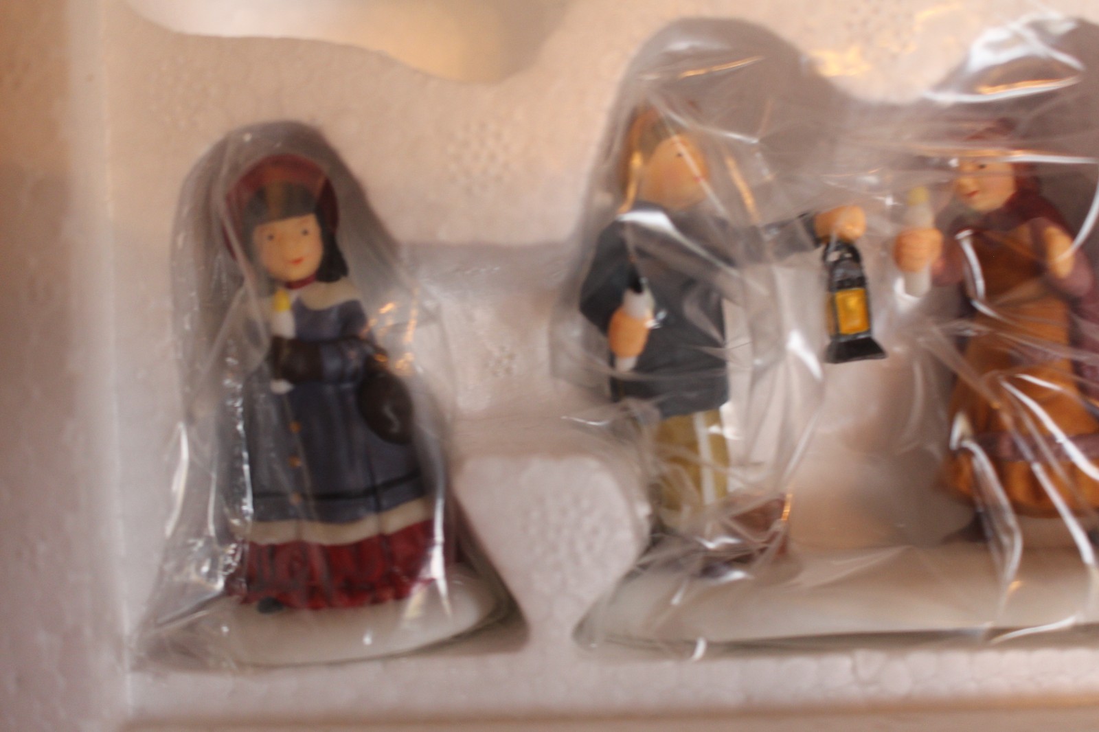 Department 56 Dickens Village A Peaceful Glow on Christmas Eve Priest 58300