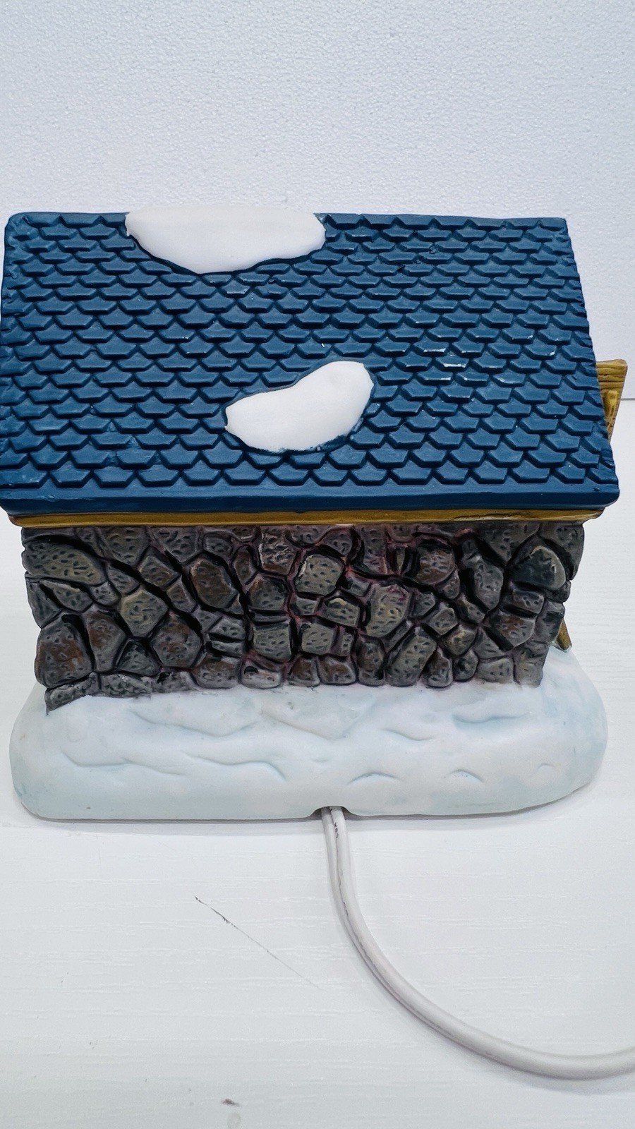 Dickens Collectables Town Series “Frost’s Ice House” Lighted House Excellent !