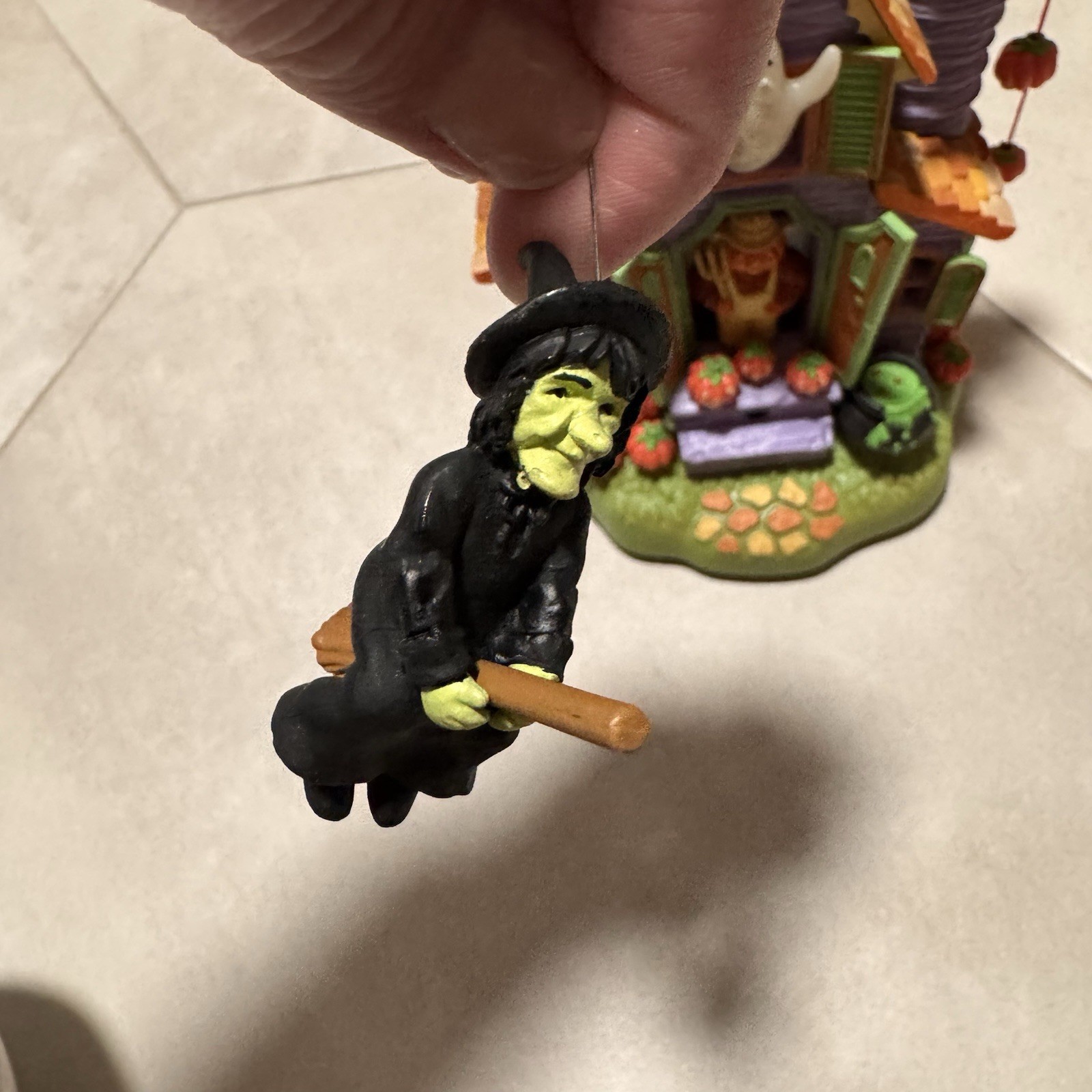 Halloween Haunted House “Boo Drop Inn” Village Motion Lights Sound Boxed