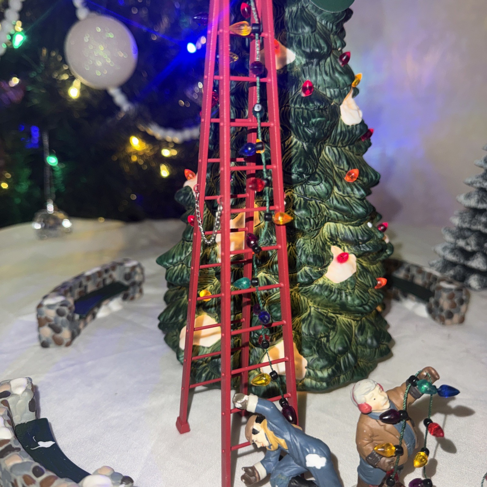 Department 56 Heritage Village Collection “Town Tree”/ “Town Tree Trimmers”lot