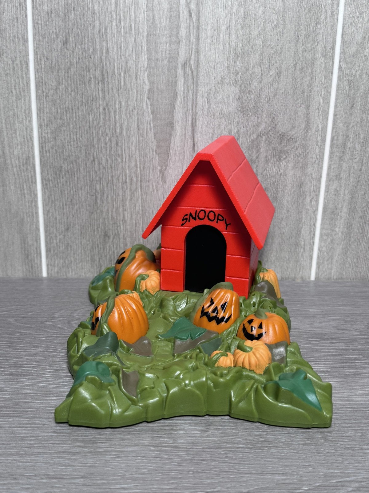 Snoopy Doghouse Pumpkin Patch Halloween Village Figurine Peanuts UFS 2002 Decor