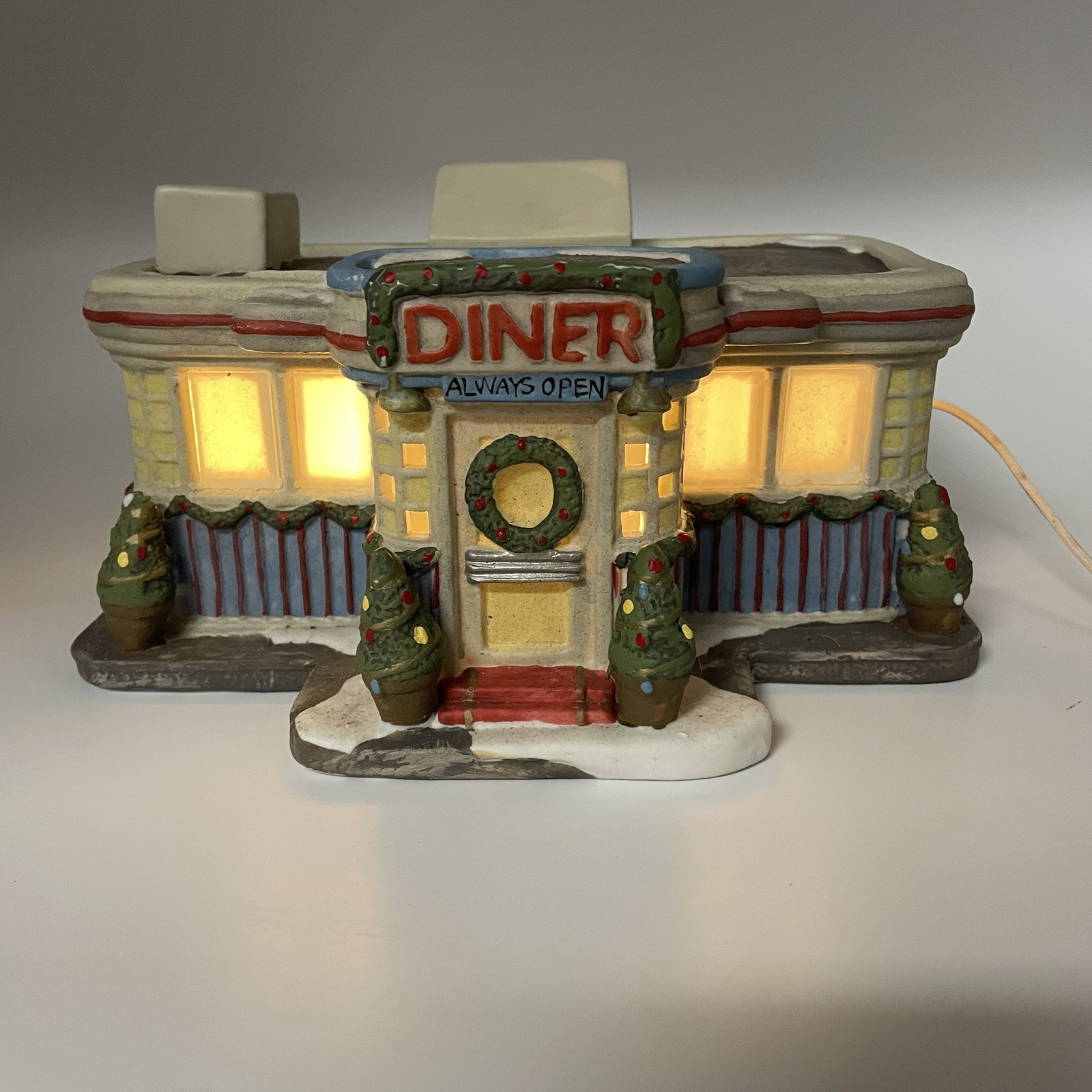 Retro Ville Pop’s Diner Santa’s Workbench Christmas Light-up Decoration-2005