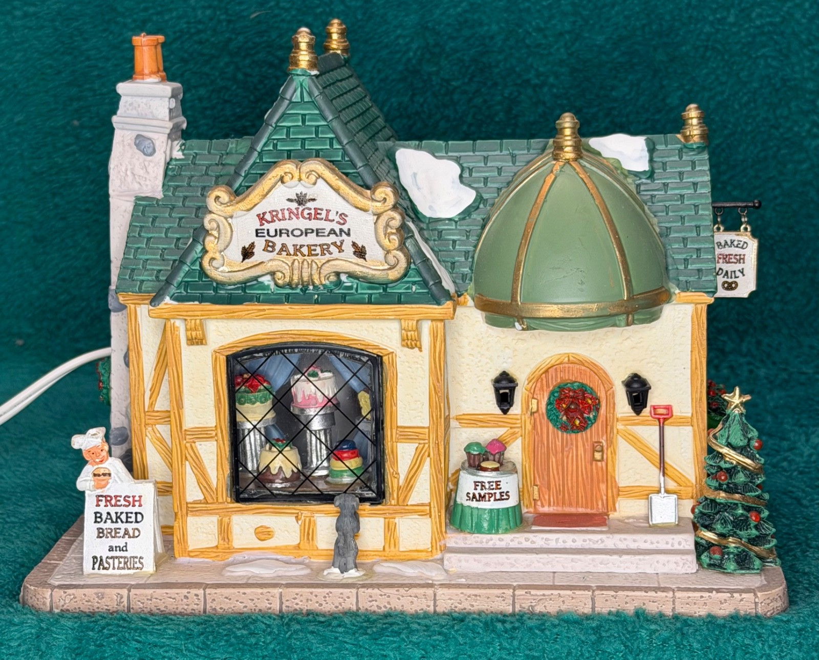 LEMAX KRINGLE’S EUROPEAN BAKERY #35509 LIGHTED CHRISTMAS BUILDING – GREAT w/BOX!