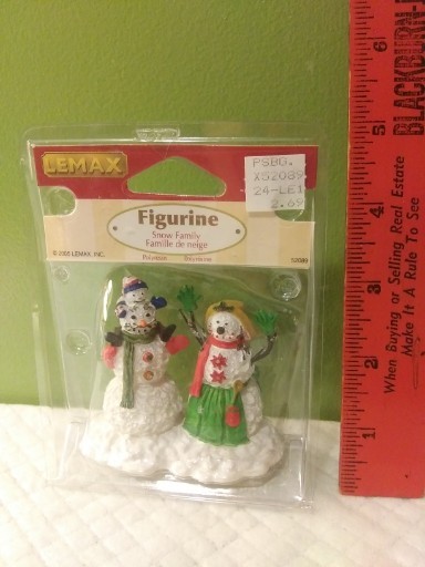 Lemax Coventry Cove 2005 Christmas Village Figurine Snowman Family