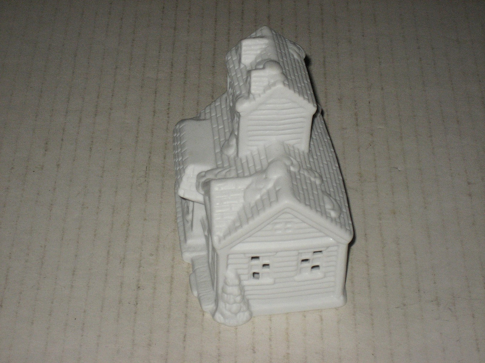 PORCELIN HOUSE/COUNTRY STORE/UNPAINTED/NOS nice SEE PICS