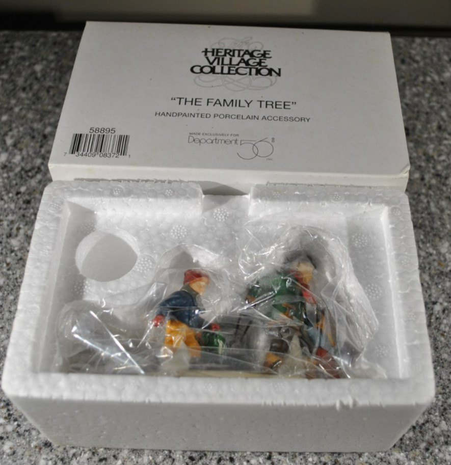 DEPT 56 HERITAGE VILLAGE COLLECTION “THE FAMILY TREE” #58895-RETIRED w/BOX