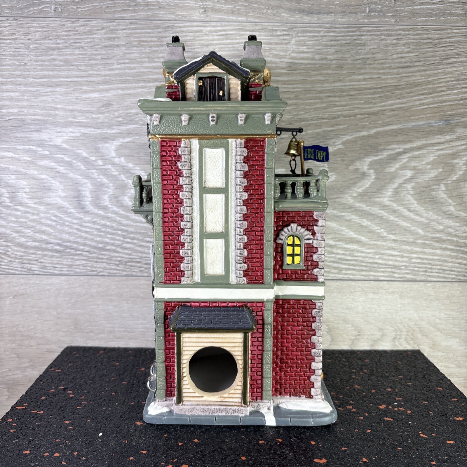 Lemax 2001 Powell St. Fire House Caddington Village #15578 Retired Collectible 