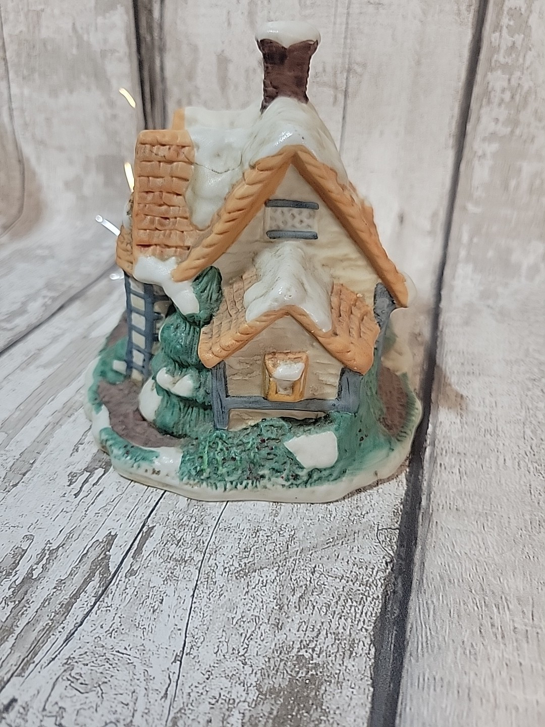Classic Living Christmas Collection – Porcelain Lighted House/ NEEDS LIGHT