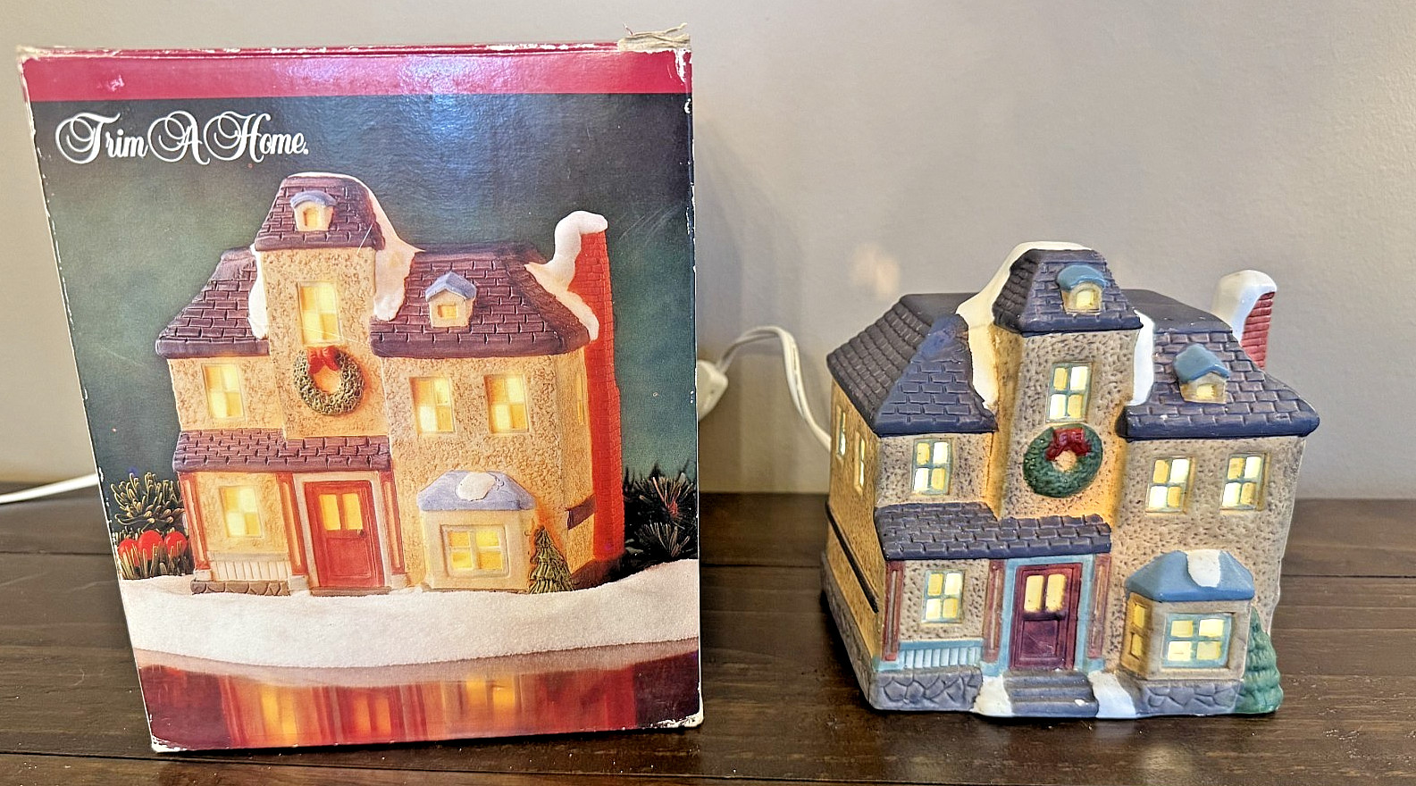 1995 Trim A Home Lighted Holiday Village House W/Original Box + Light Christmas