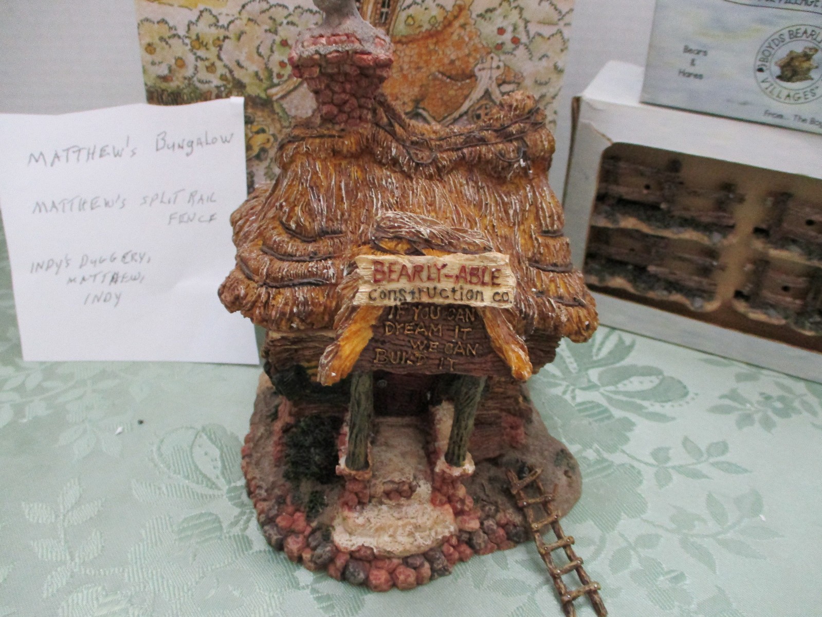 Boyd’s Bearly Built Villages “Matthew’s Bungalow”#19011 & Accessories 2000 NIB