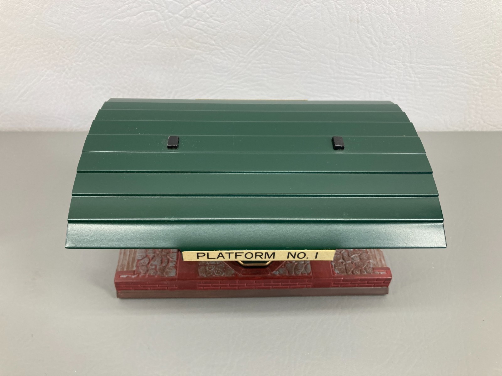 Department 56 Dickens Village Victoria Station Train Platform 1989 EUC