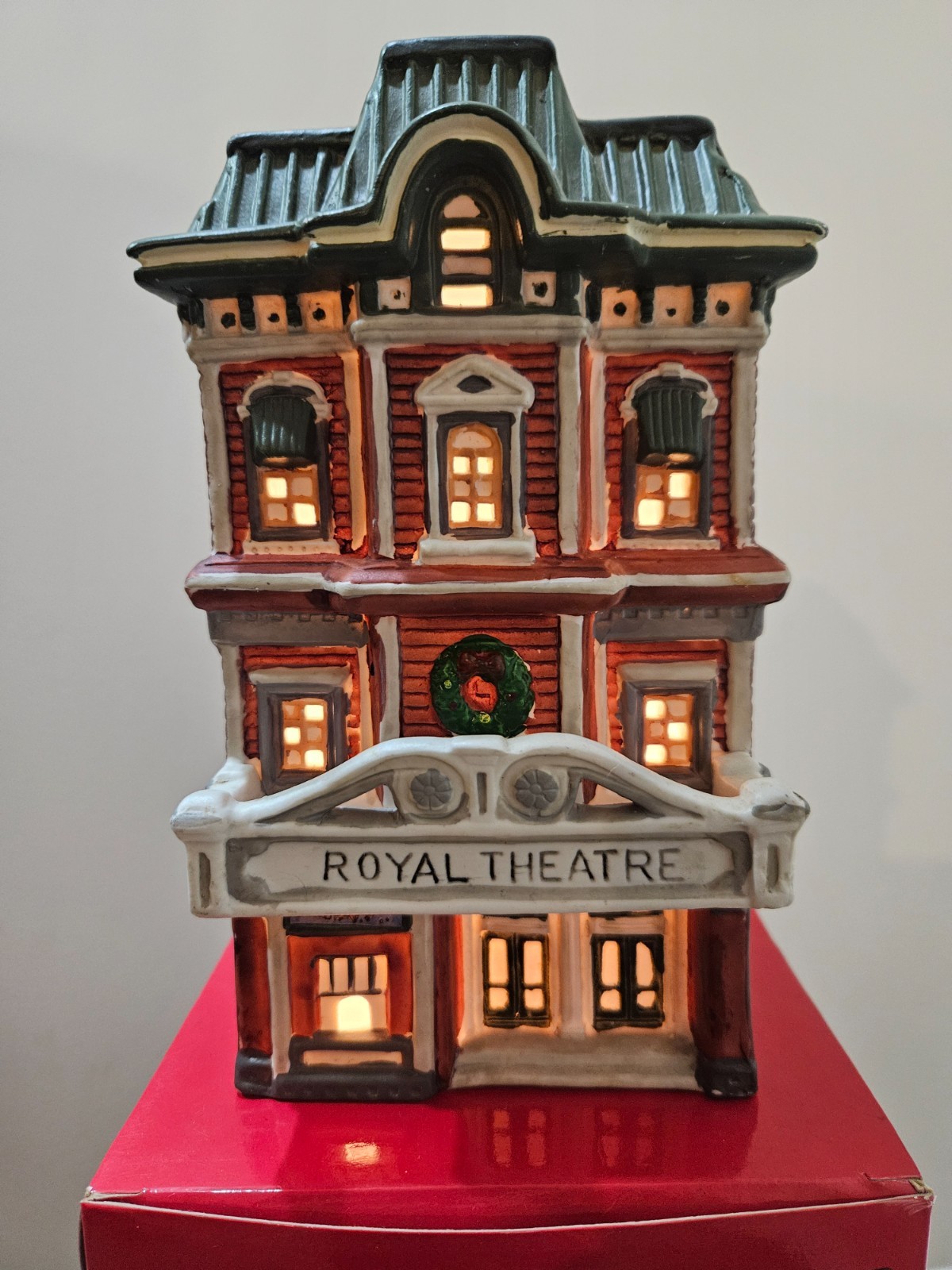 Dickens Collectibles Towne Series Royal Theatre 1994 Hand-Painted Lighted Box