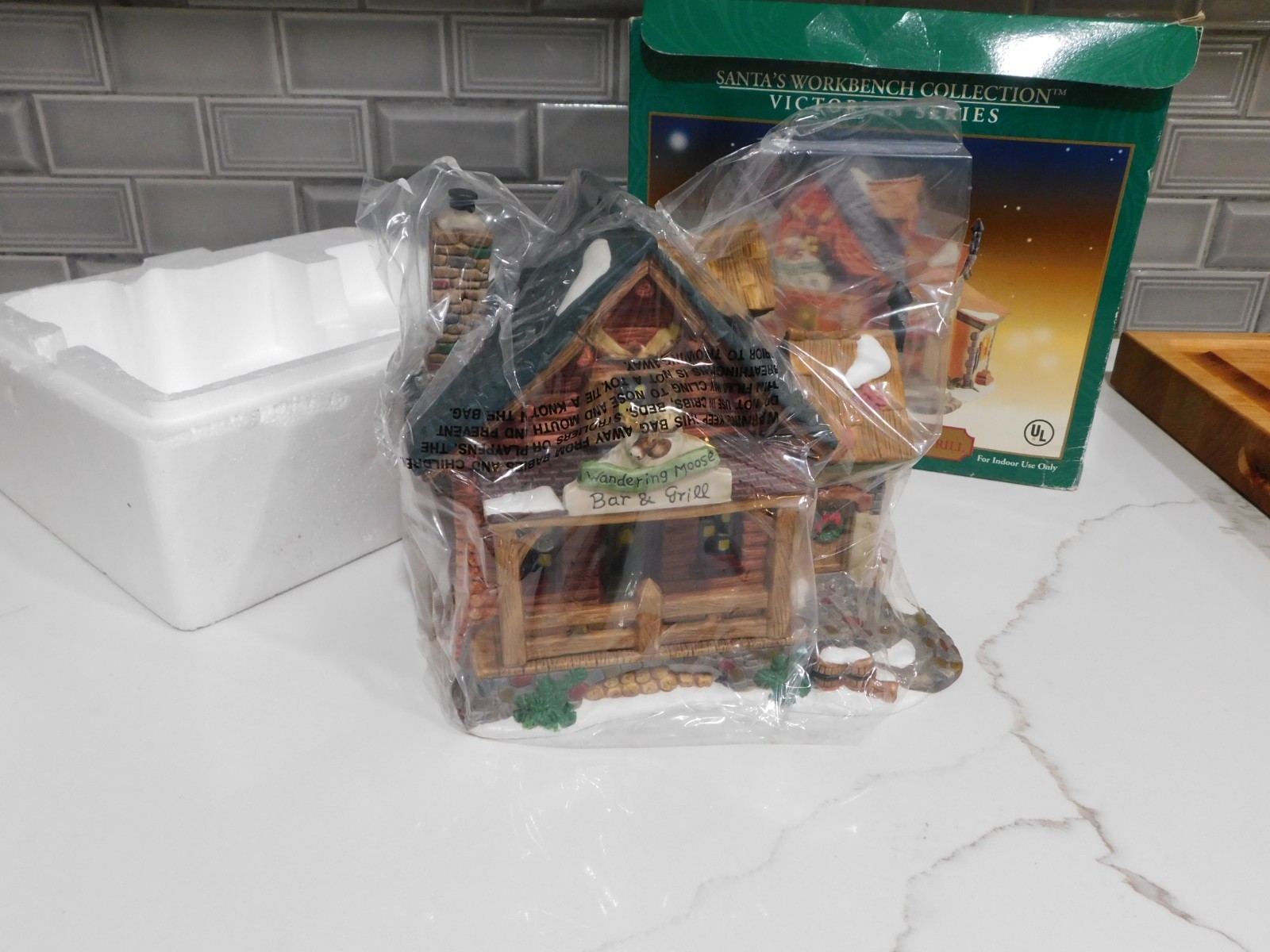 SANTA’S WORKBENCH COLLECTION VICTORIAN SERIES WANDERING MOOSE BAR & GRILL NEW