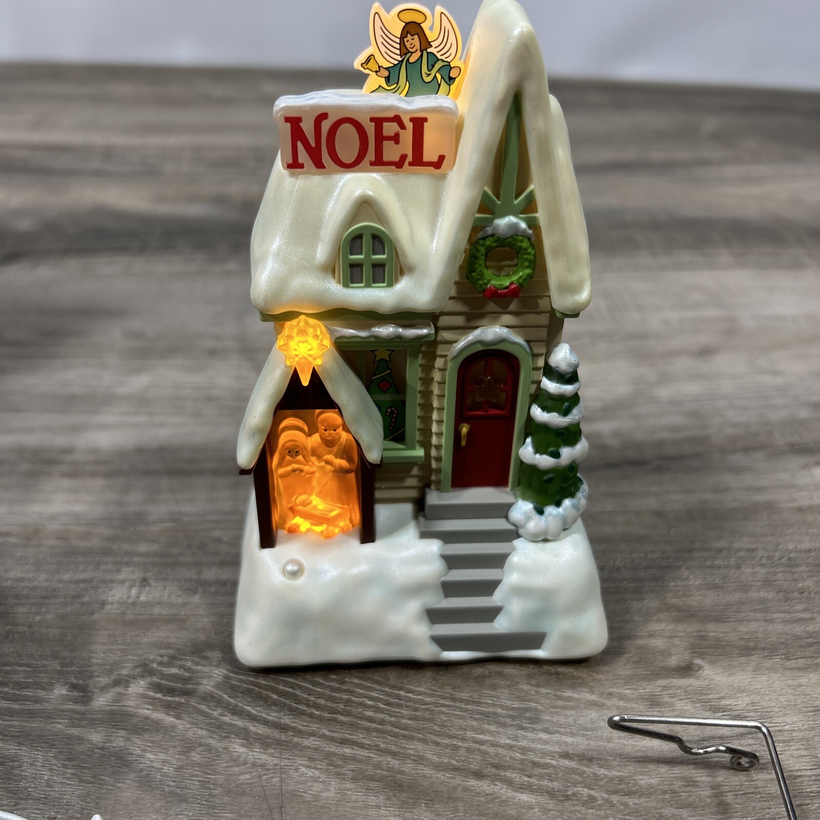 Hallmark Keepsake Caroling Cottages 2009 Synchronized Music NOEL
