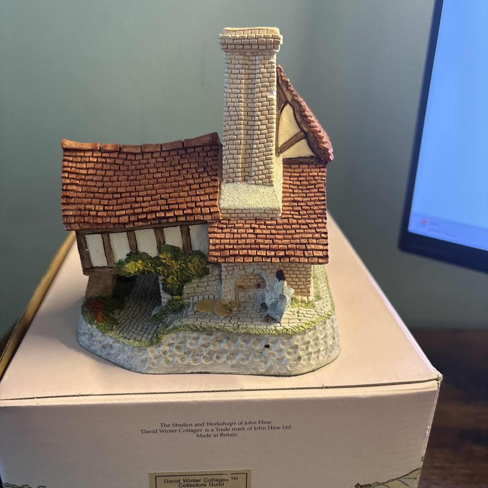TOMFOOL’S COTTAGE- David Winter Cottages – Collectors Piece # 9 – 1991
