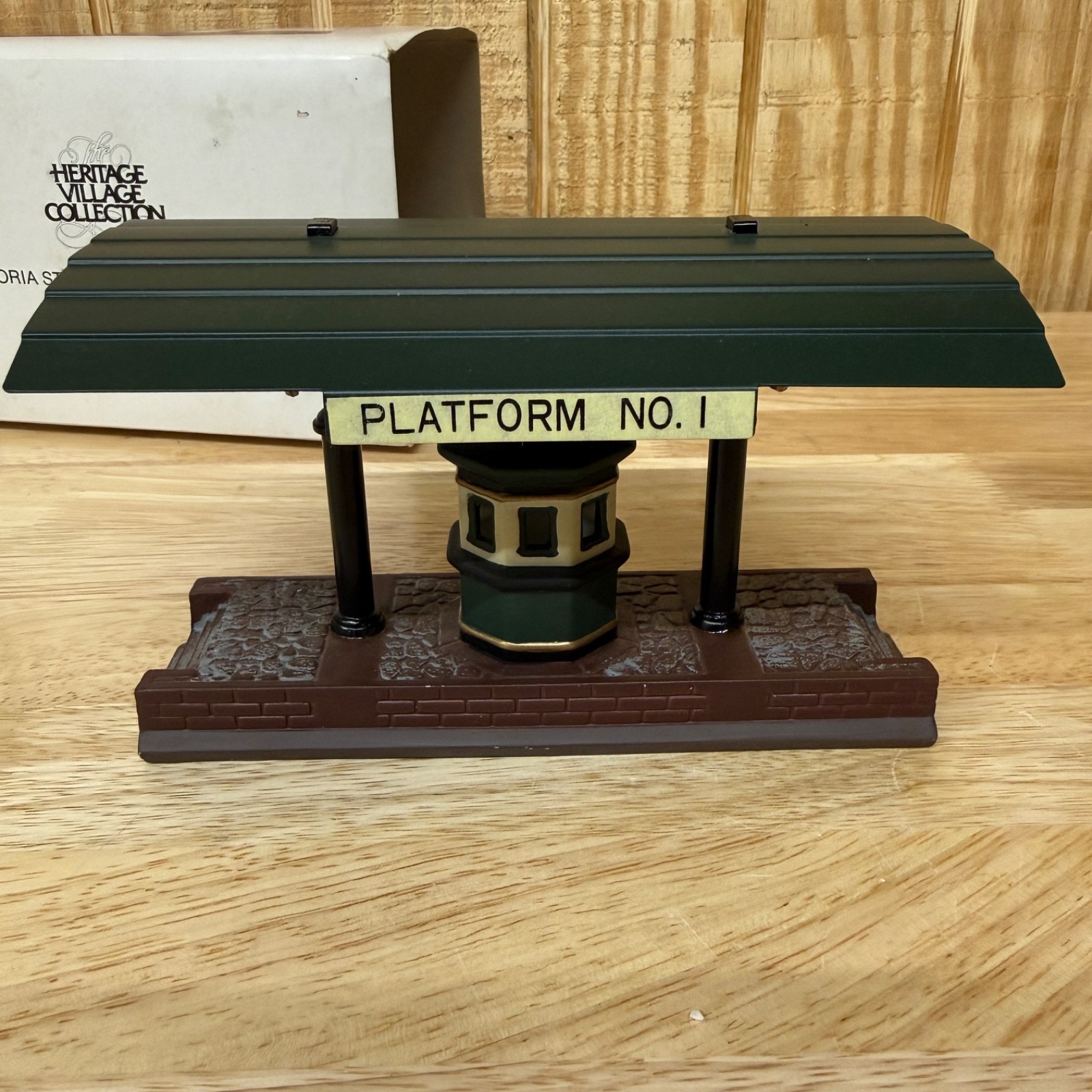 Department 56 Heritage Village Victoria Station Train Platform #5575-1 NIB