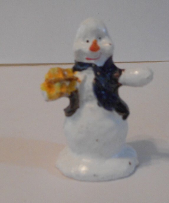Miniature Village Figurine Snowman with Present in Arms 1 1/2″ H x 1″ Wide