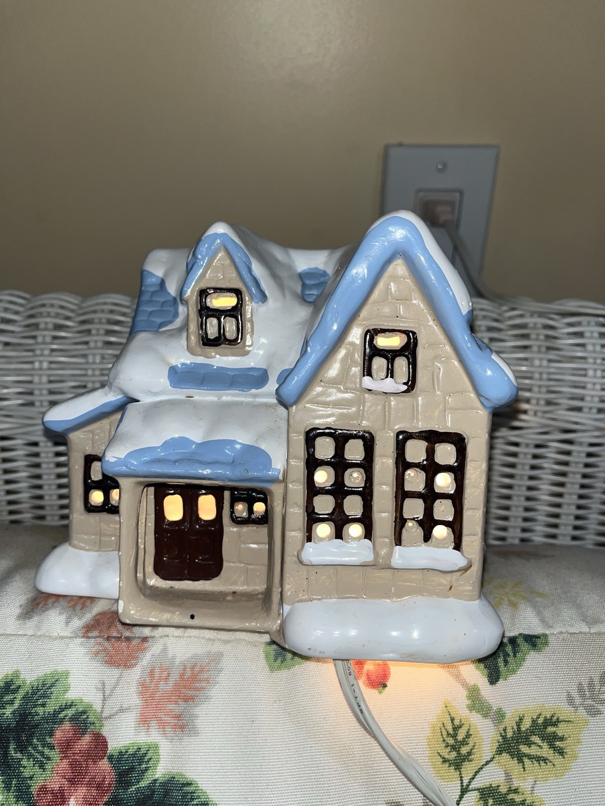 Lighted Country Cottage House of Lloyd Porcelain Snow Covered 1987 VTG