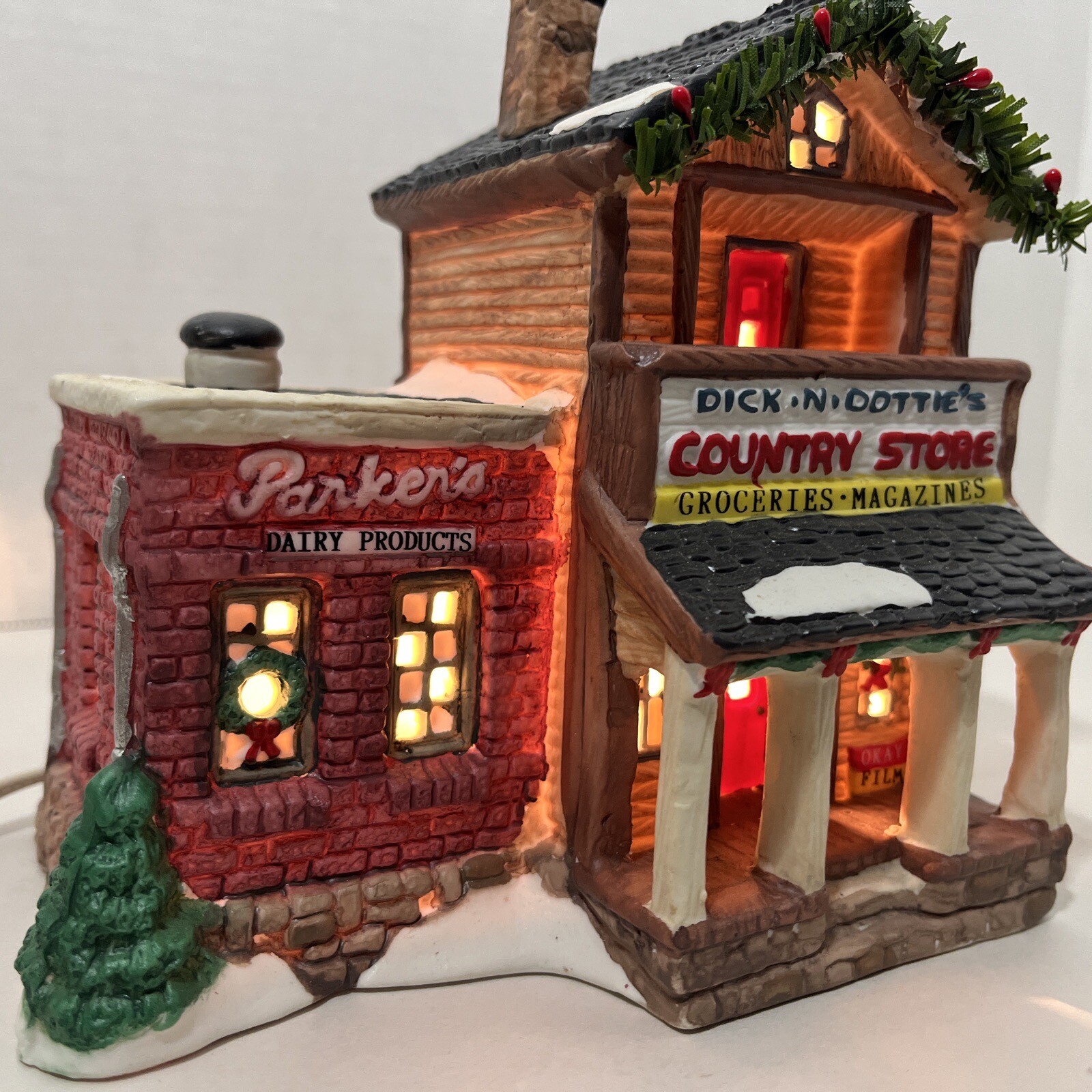 1995 Seasonal Specialties Dick&Dottie’s Country Store Village Illuminated 6×6 In