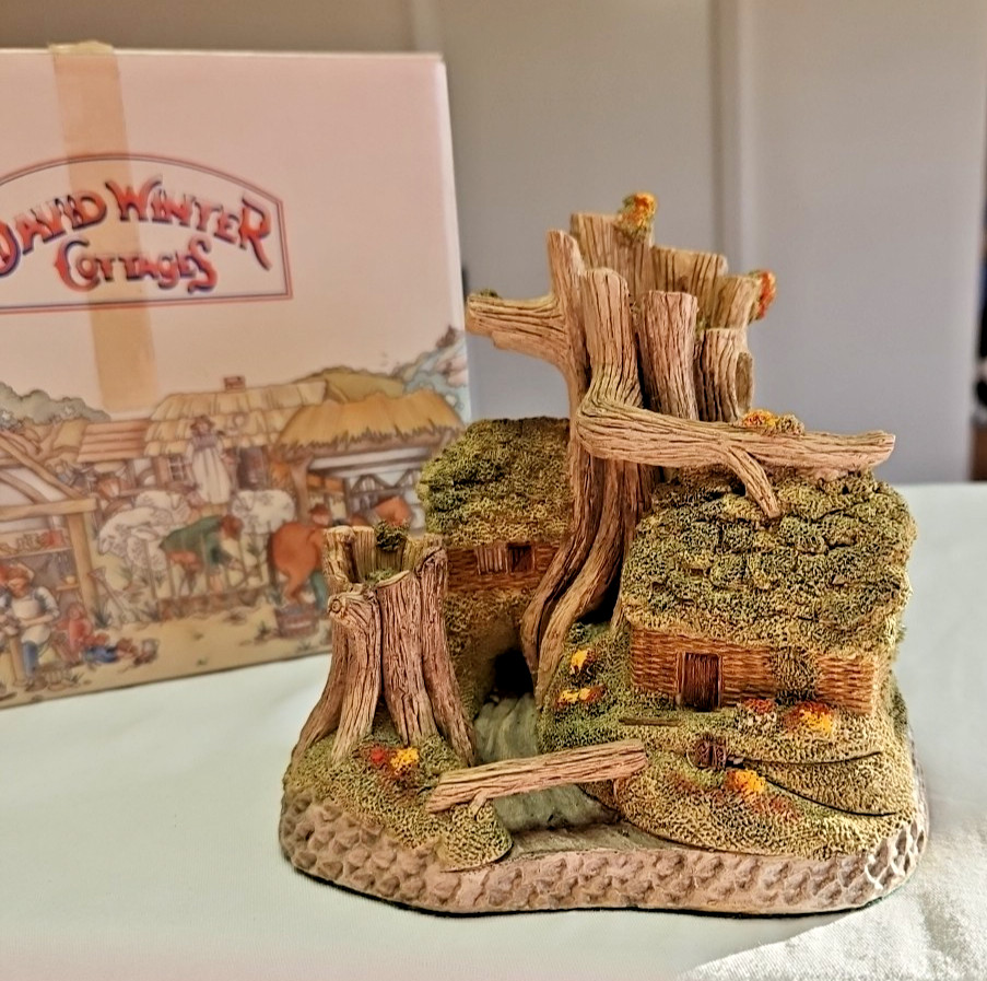 David Winter’s “Robin Hood’s Hideaway” Cottages Collectors Guild #1~Spring 1987