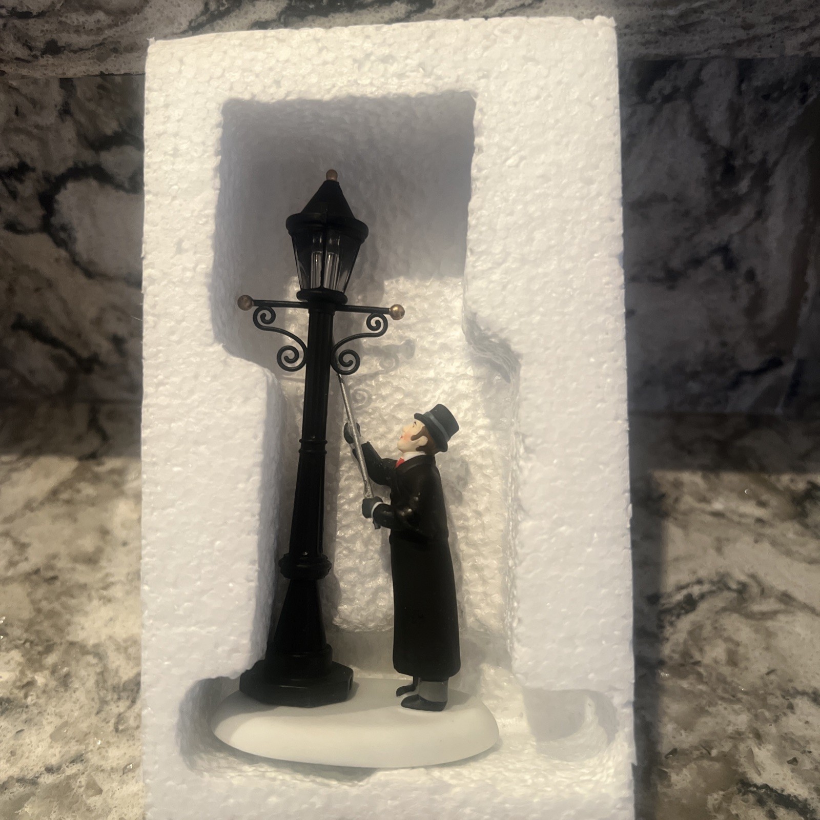 Dept 56 Lighting The Lane Dickens Village 4044821 2015 EXCELLENT CONDITION