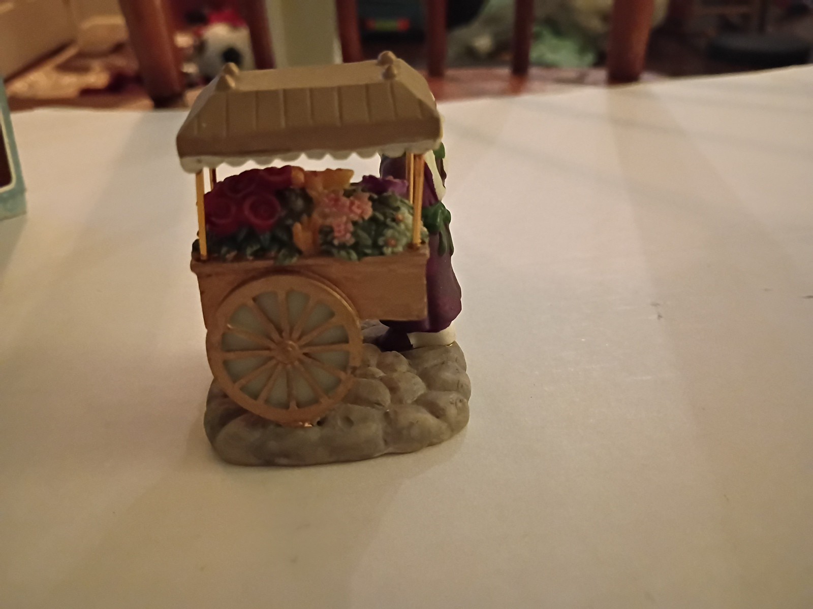 2001 Hershey’s Holiday Village Fresh Flower Cart Florist Shoppe Accessory NIB