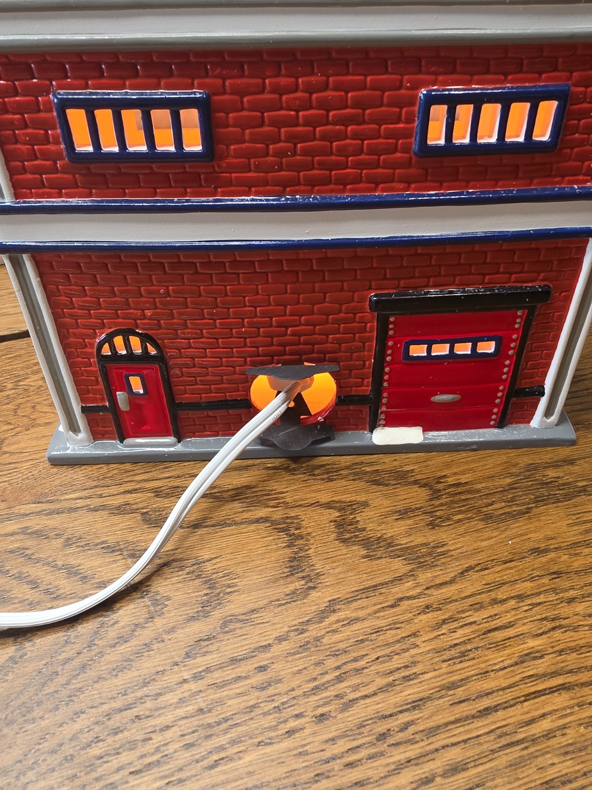 Department 56 Lionel Electric Train Shop Snow Village Store 56.54947 Christmas