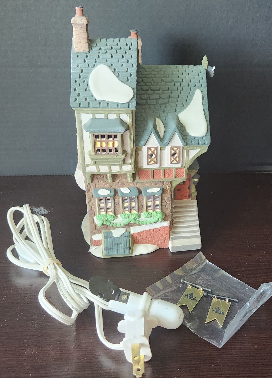 Department 56 Dickens Village Series Pied Bull Inn Collector’s 2ND EDITION 1993