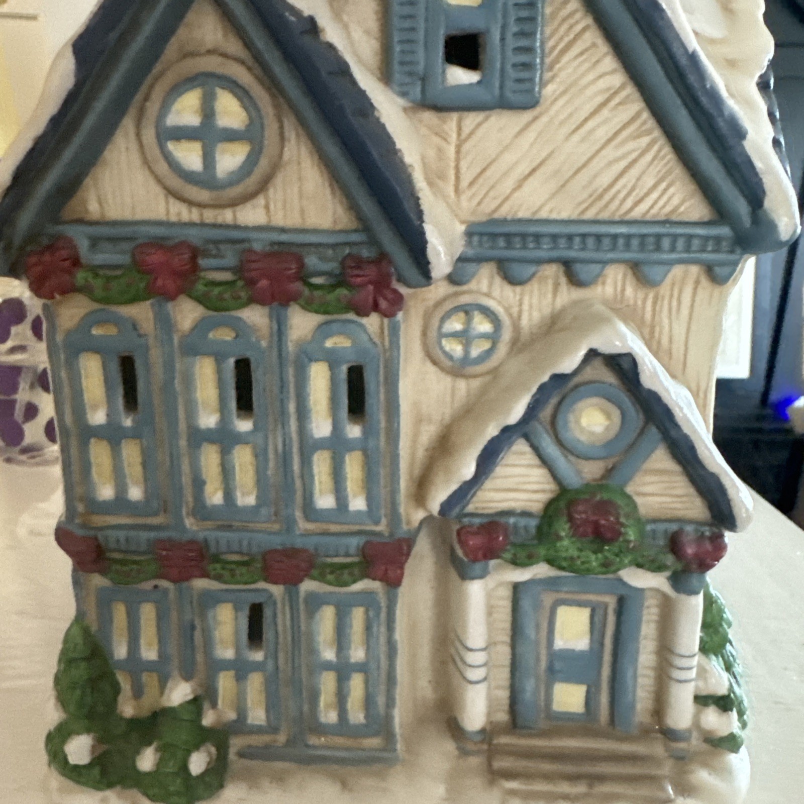 House of Lloyd 1993 7″ Tall Christmas Village House Hole For Nite Lite Vintage