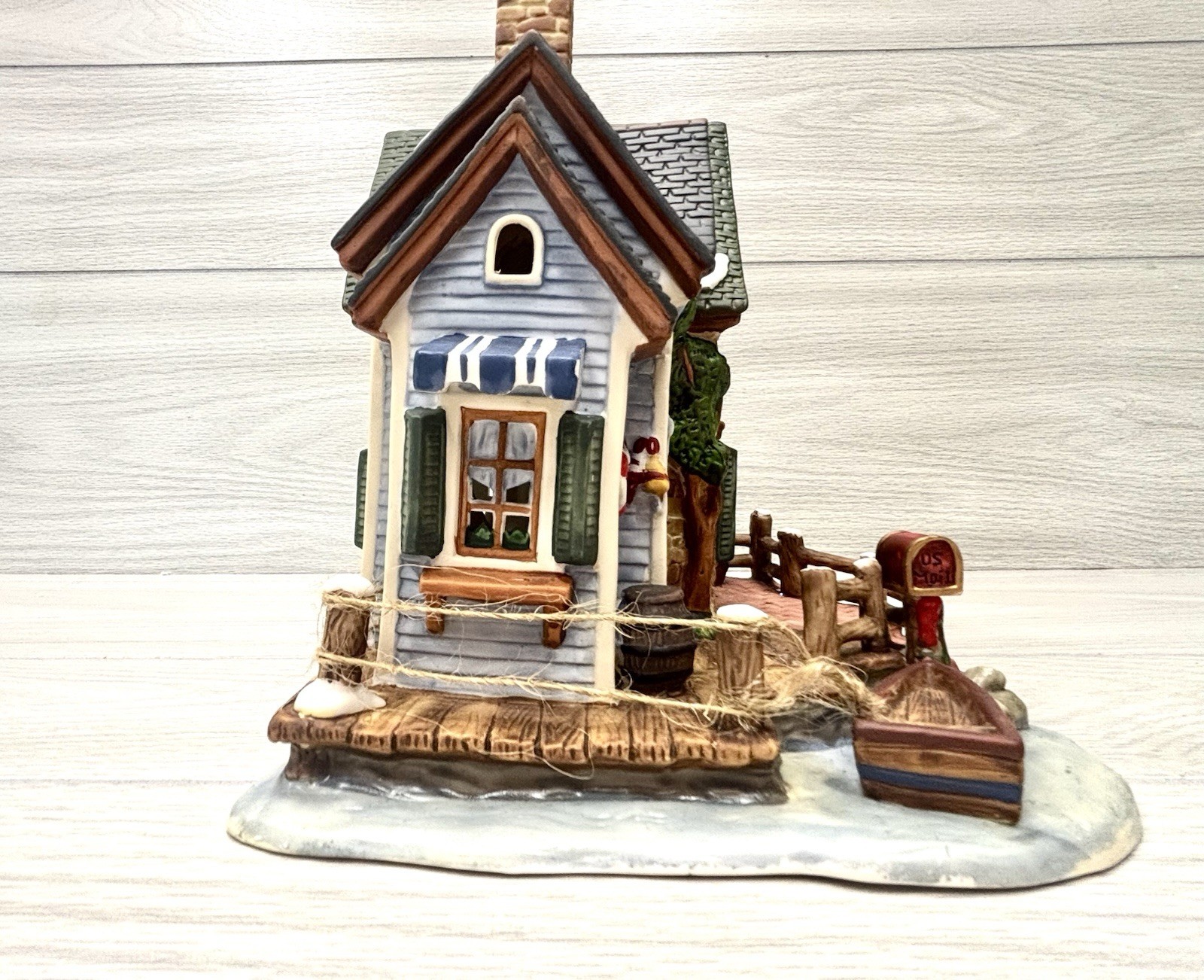 Harborside Village CAPT. SMITH BOAT HOUSE 8.5″ Illuminated Christmas 2003 O’Well