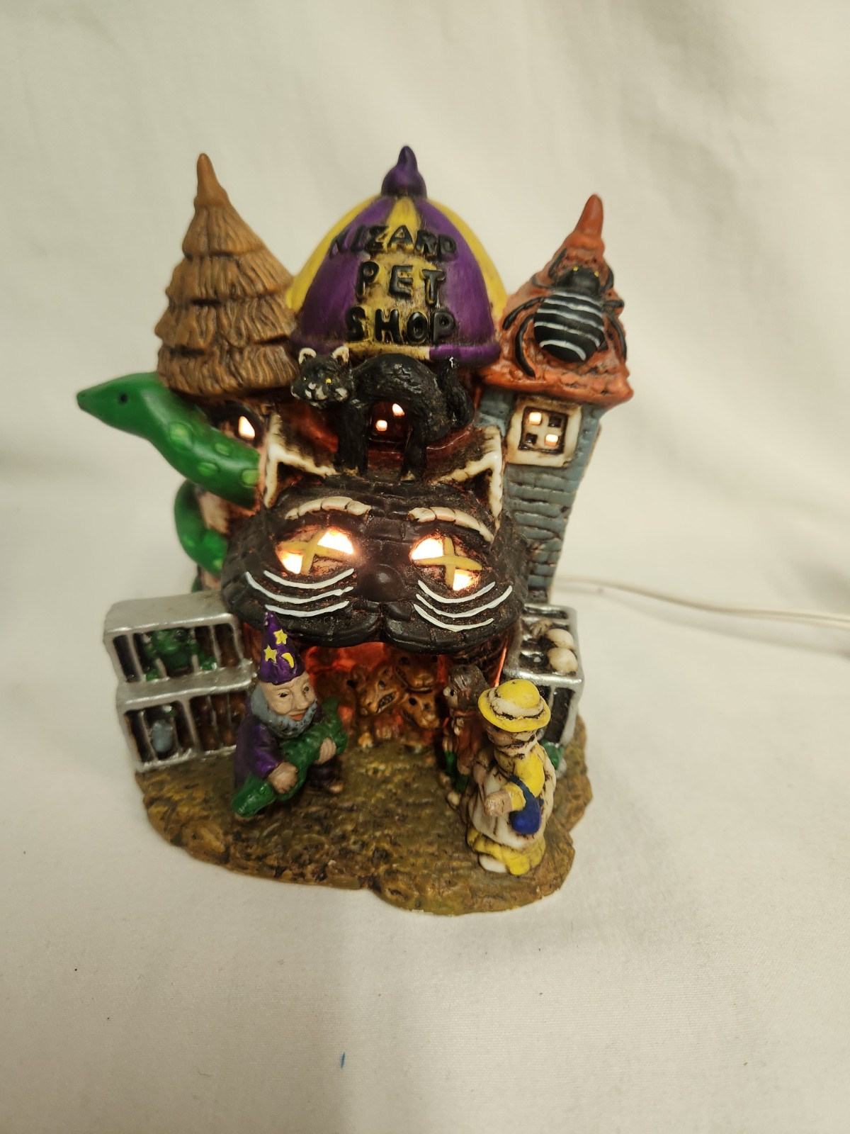 Spooky Hollow WIZARD PET SHOP Halloween Lighted House ceramic figure