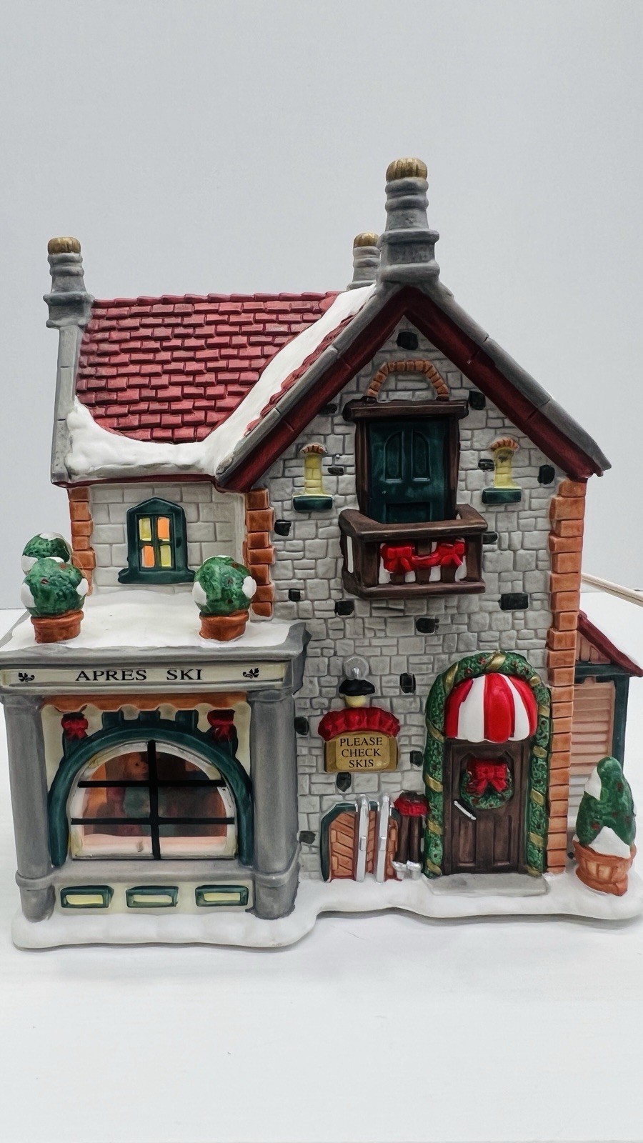 Christmas Delights “Apres Ski Lodge” Porcelain Lighted House Excellent !