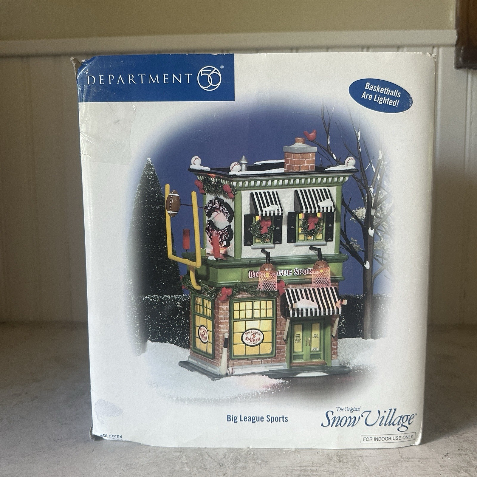 Dept 56 Snow Village Big League Sports Store #55604 READ 2006 Christmas W Light