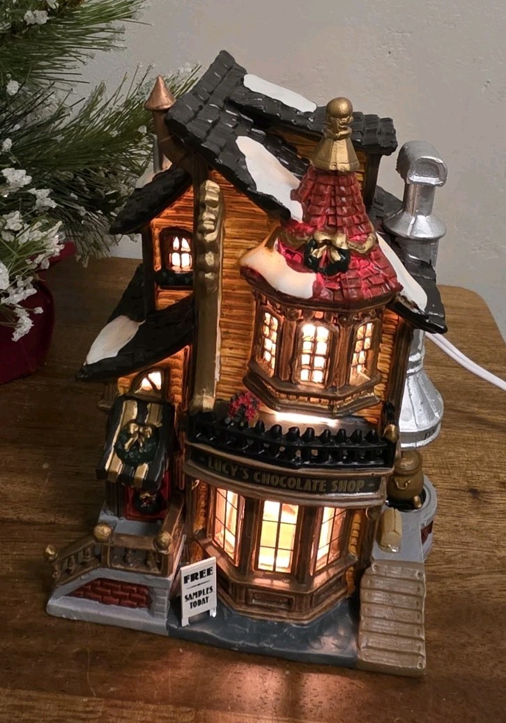 Lemax 2004 Lucy’s Chocolate Shop Porcelain 45052 Caddington Village House EUC